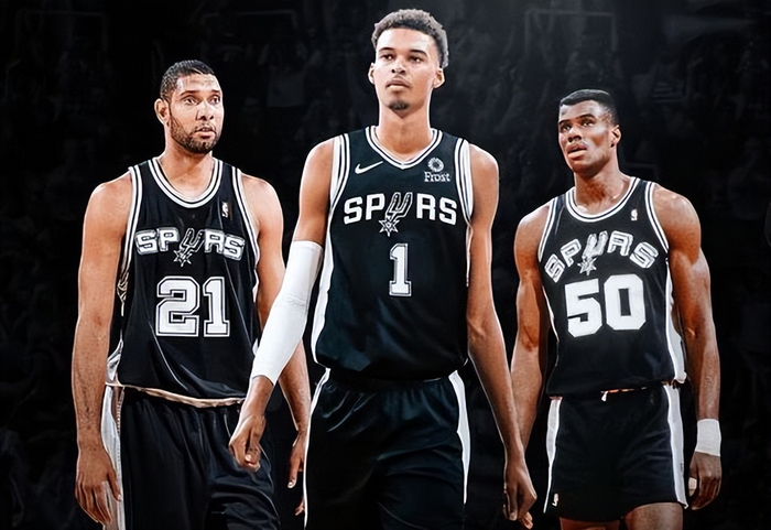 特维斯率塔列雷斯对阵博卡，赛后收到博卡赠送的纪念球衣（特维斯率领塔列雷斯迎战博卡，赛后获赠博卡纪念球衣）