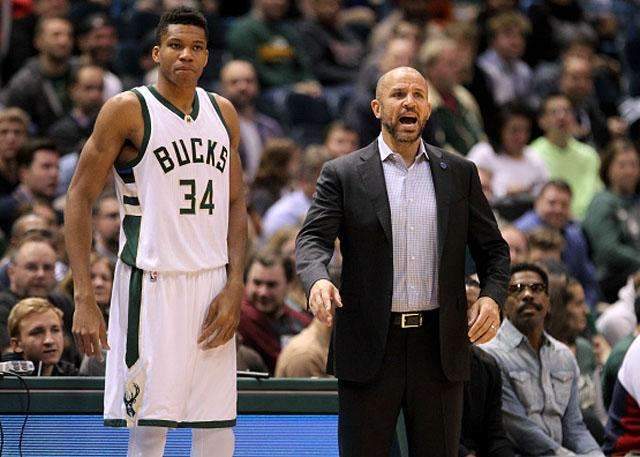 U22国足力克韩国U22，球迷在球员谢场时高喊“雄起”（U22国足力挫韩国U22，谢场之际看台齐喊“雄起”）