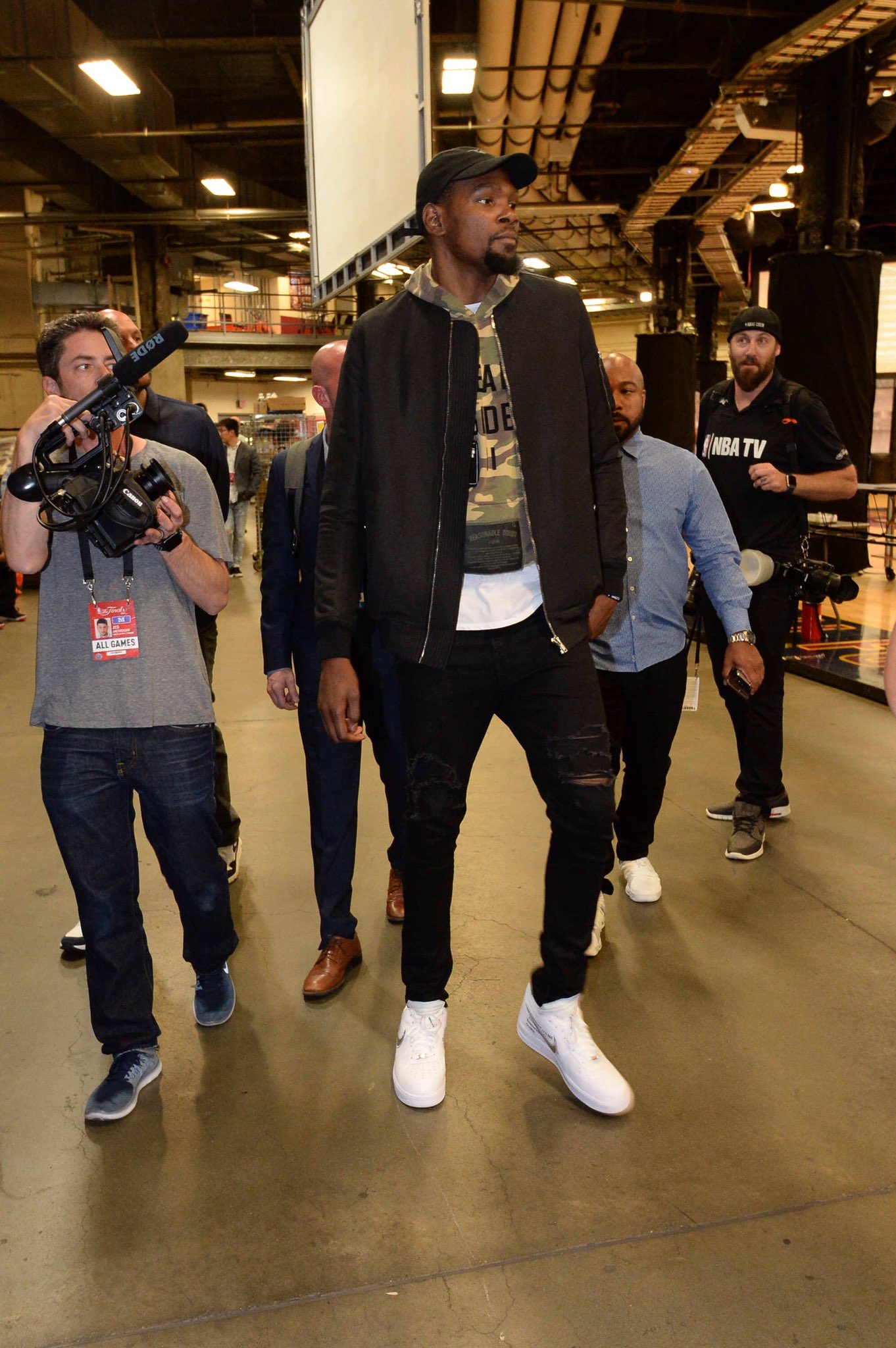 萨拉赫落选！利物浦仅19人出征欧冠 纯血边锋只剩1人（萨拉赫无缘欧冠名单！利物浦仅带19人出征 纯血边锋仅剩一位）