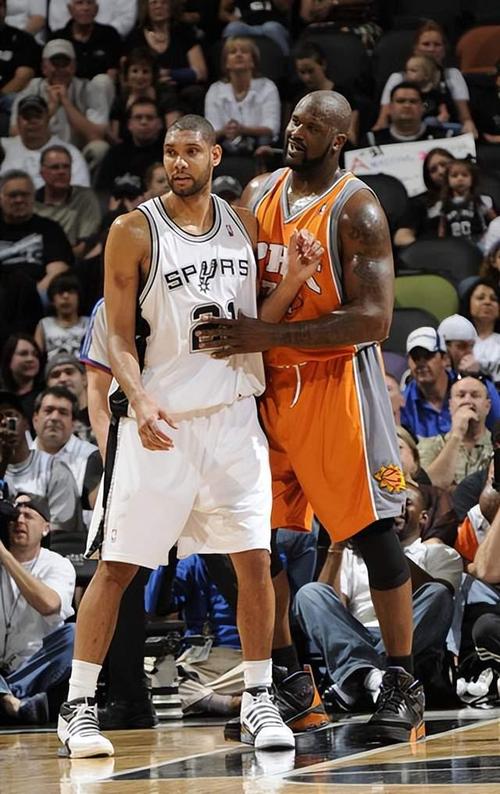 哈登助攻如潮又成球队节奏发动机（哈登妙传频出化身球队节奏引擎）